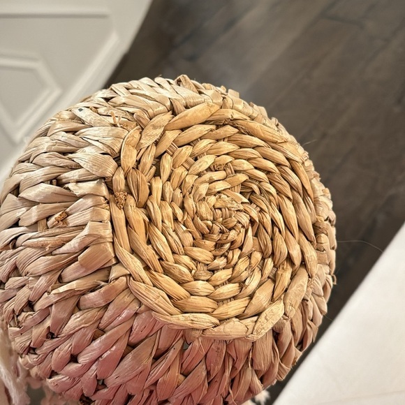 NWOT STRAW BASKET - Picture 12 of 17